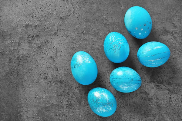 Dyed Easter eggs on grey background — Stock Photo, Image