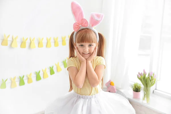 Opgewekt meisje met bunny oren binnenshuis. Viering van Pasen — Stockfoto