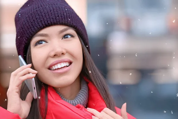 Bella giovane donna che parla al telefono cellulare all'aperto il giorno d'inverno — Foto Stock