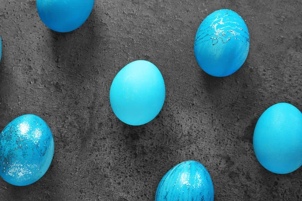 Фарбовані великодні яйця на сірому фоні — стокове фото