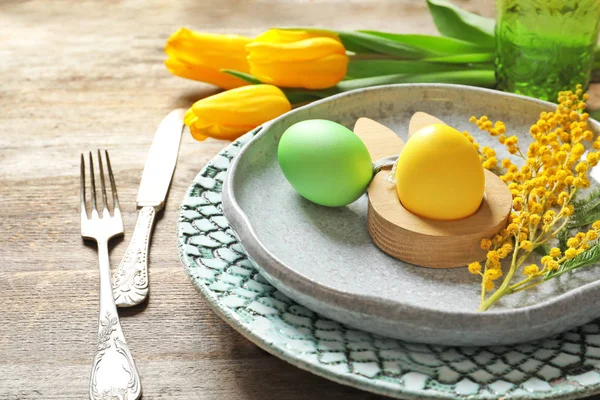 Schöne Festliche Ostertischdekoration Mit Bemalten Eiern Und Mimosen Nahaufnahme — Stockfoto