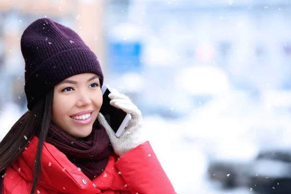 Mulher bonita falando no telefone celular ao ar livre no dia de inverno — Fotografia de Stock