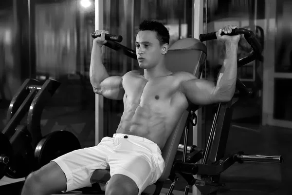 Muscle unga bodybuilder träning i gym, svartvit effekt — Stockfoto
