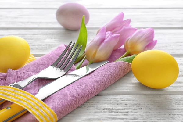 Prachtig Ingericht Bestek Beschilderde Eieren Voor Pasen Instelling Van Tabel — Stockfoto