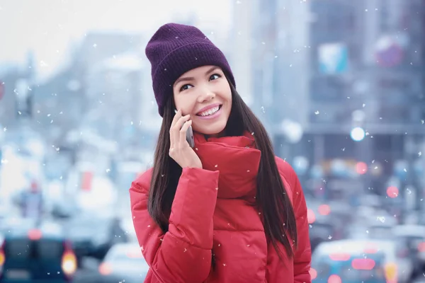 Молодая красивая женщина разговаривает по мобильному телефону на открытом воздухе — стоковое фото