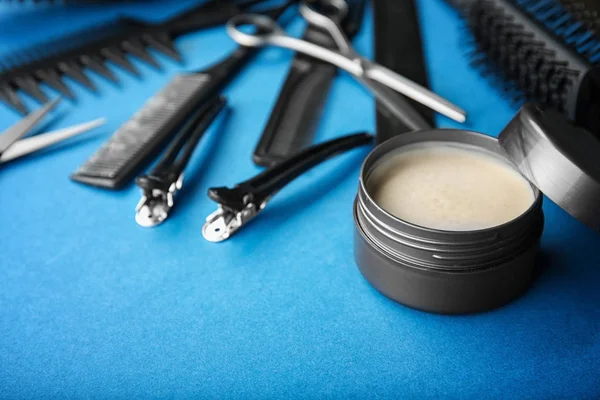 Strumenti professionali del parrucchiere e argilla per capelli su sfondo colore — Foto Stock