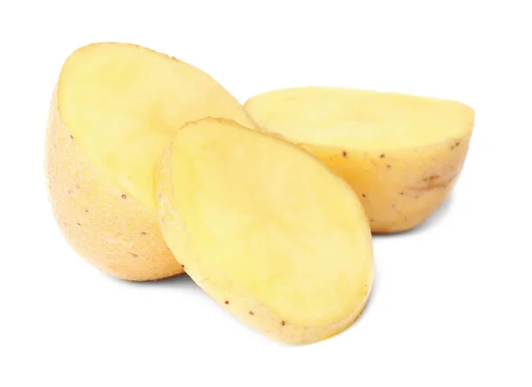 Patata fresca cruda affettata su fondo bianco — Foto Stock