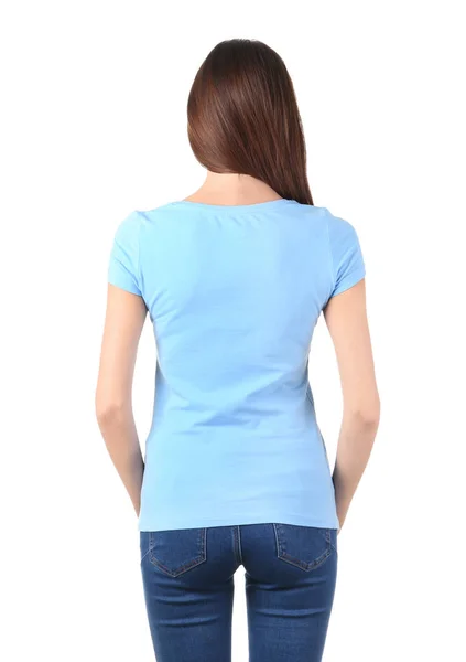 Ung kvinna i snygg t-shirt på vit bakgrund. Mockup för design — Stockfoto