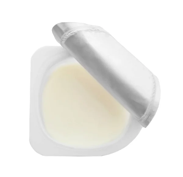 Copo de plástico com iogurte no fundo branco — Fotografia de Stock