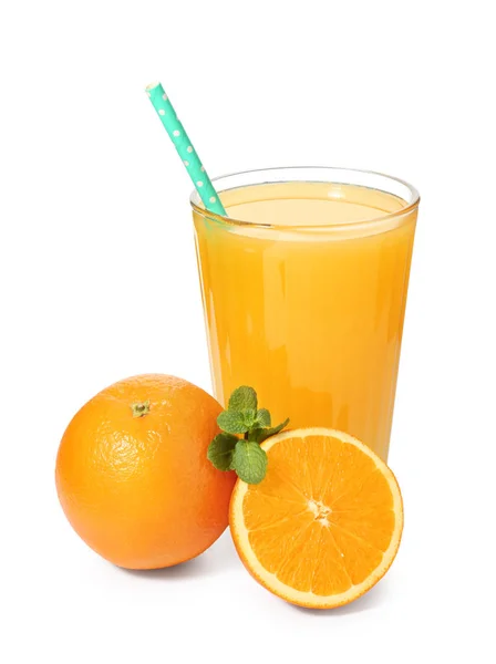 Glas Frischer Orangensaft Mit Früchten Isoliert Auf Weiß — Stockfoto