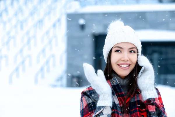 Belle jeune femme parlant sur téléphone mobile à l'extérieur le jour de l'hiver — Photo