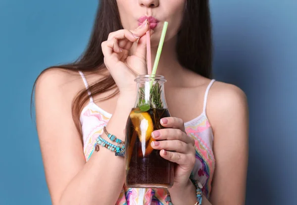 Mladá žena s chutnou osvěžující limonáda na barvu pozadí — Stock fotografie