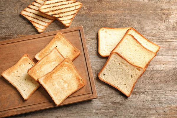 Plateau Bois Avec Pain Grillé Savoureux Sur Table — Photo