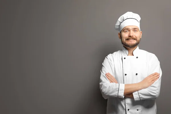 Красивий чоловічий шеф-кухар на сірому фоні — стокове фото