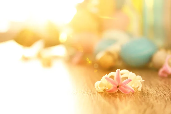 Blommor och suddig påskägg på bakgrund — Stockfoto