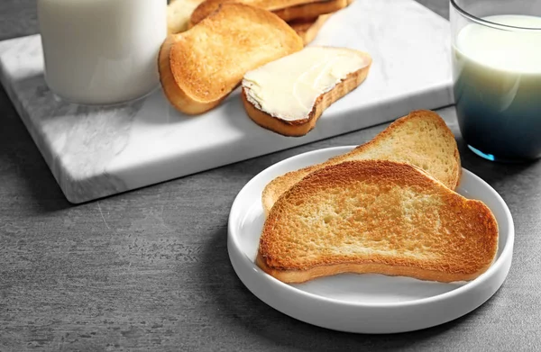 Masada Lezzetli Kızarmış Ekmek Ile Plaka — Stok fotoğraf