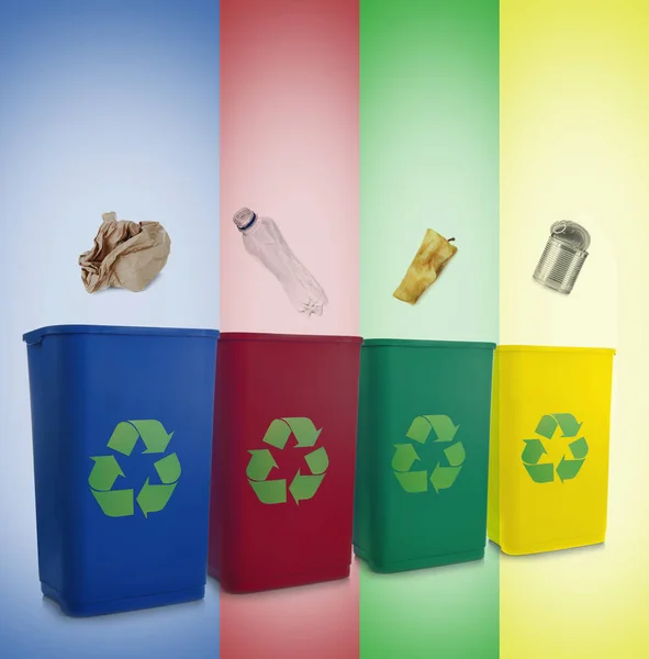 リサイクルの概念。異なるごみのカラフルなゴミ箱 — ストック写真