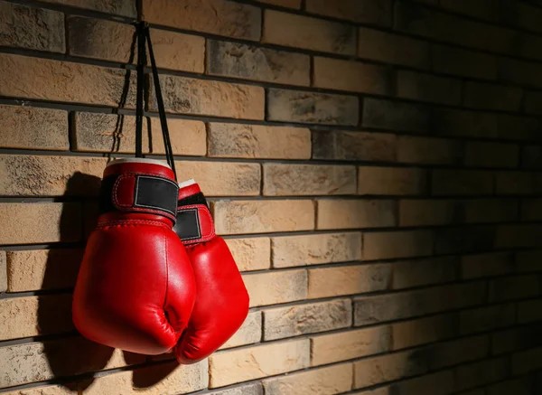 Gants de boxe sur mur de briques — Photo