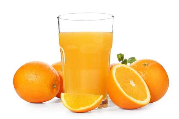 Glas Frischer Orangensaft Mit Früchten Isoliert Auf Weiß — Stockfoto