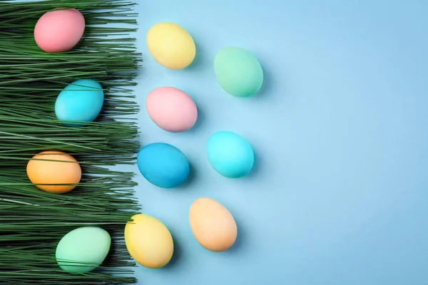 Boyalı Paskalya Yumurtaları Dekoratif Çim Renk Arka Plan Üzerinde — Stok fotoğraf