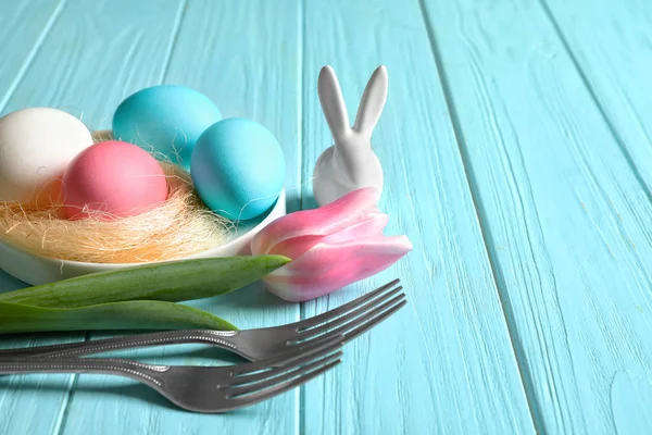 Beau décor de table de Pâques festive avec œufs peints et tulipe sur fond en bois — Photo