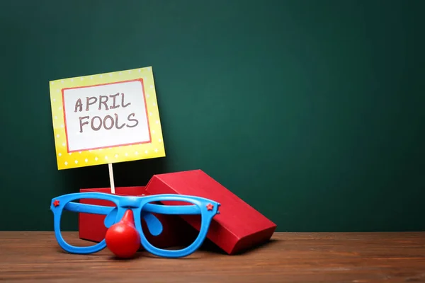 Komik Gözlük Nisan Aptallar Işareti Yakınındaki Kara Tahta Masada — Stok fotoğraf