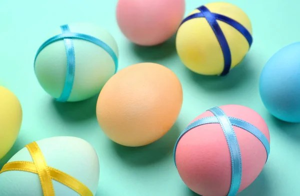 Huevos de Pascua decorados sobre fondo de color — Foto de Stock