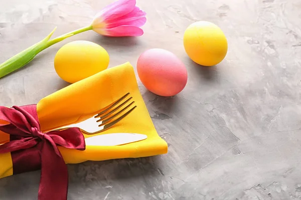 Schön Dekoriertes Besteck Und Bemalte Eier Für Den Ostertisch Auf — Stockfoto