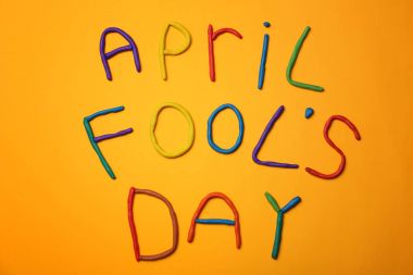 İfade April fools gün hamuru renk arka plan üzerinde yapılmış