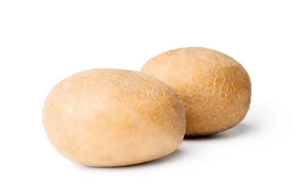 Batatas cruas frescas no fundo branco — Fotografia de Stock