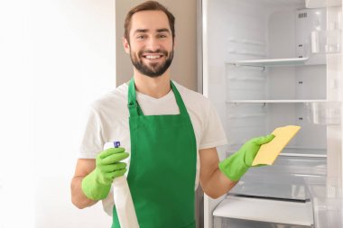 Adam boş buzdolabı mutfak temizlik