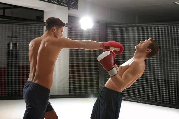 Dois pugilistas fortes lutando no ginásio — Fotografia de Stock