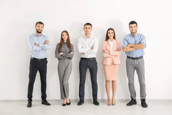 Jóvenes contra la pared blanca. Concepto de unidad — Foto de Stock