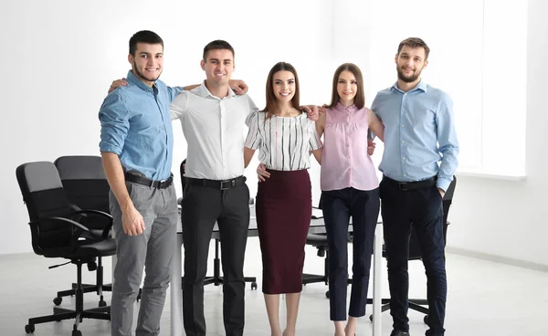 Des jeunes debout ensemble, à l'intérieur. Concept d'unité — Photo