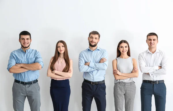 Jóvenes parados juntos sobre fondo blanco. Concepto de unidad — Foto de Stock