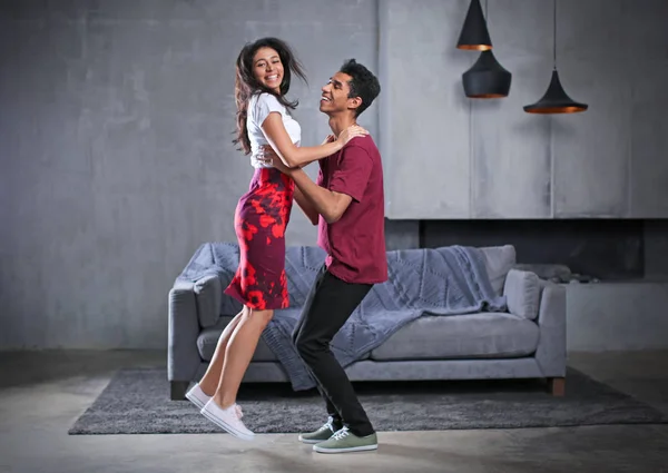 Atractiva pareja afroamericana bailando en casa — Foto de Stock