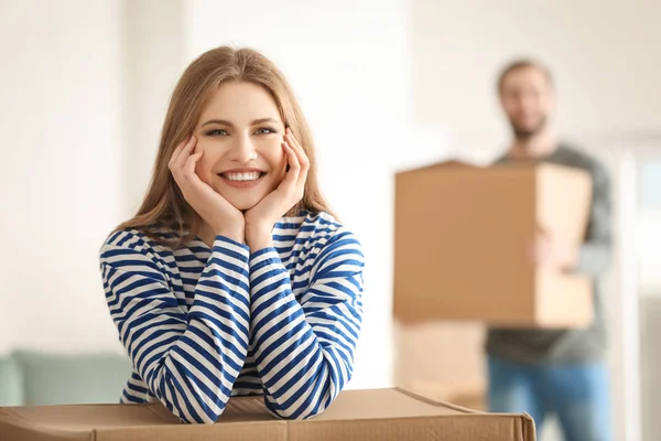 Jong (echt) paar met dozen binnenshuis. Bewegende dag — Stockfoto