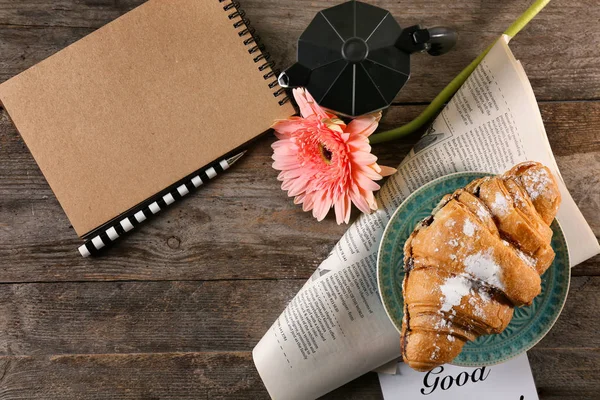 Összetétele Ízletes Croissant Reggelire Fából Készült Asztal Felülnézet — Stock Fotó