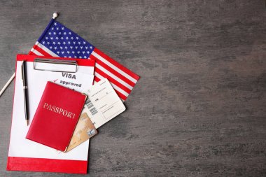 Pasaport, Bilet, kredi kartı ve ABD bayrağı masada. Amerikan visa onaylı