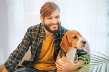 Yakışıklı genç hipster köpek vasıl ev ile