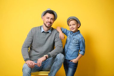 Şık baba ve oğul renk arka plan üzerinde