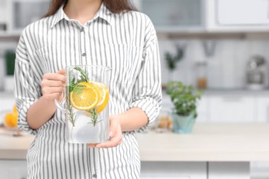 Cam sürahi limonata kapalı olan kadın
