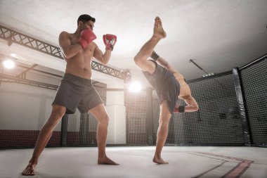 İki güçlü kickboxers spor salonunda mücadele