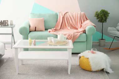 Masa ve rahat nane kanepe oturma odası iç