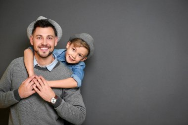 Şık baba ve oğul gri arka plan üzerinde