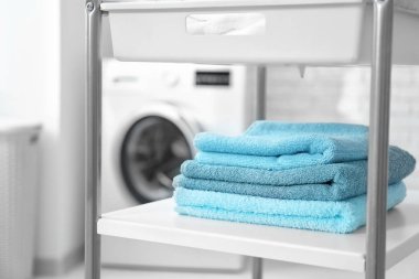 Çamaşırhanede sepeti temiz havlu yığını