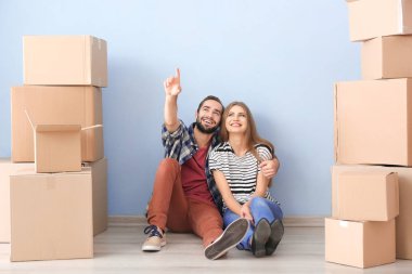 Genç ile hareketli kutular Oda katta çift