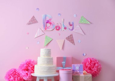 Nefis pasta ve süslemeleri bebek duş parti renk duvarının yakınında için