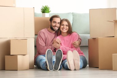 Genç ile hareketli kutular Oda katta çift