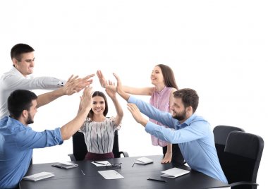 Tablo üzerinde yüksek beş veren insanlar. Birlik kavramı